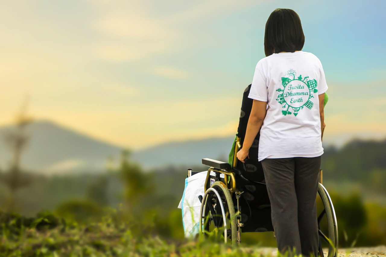 Caring advisor helping a senior in East Tennessee